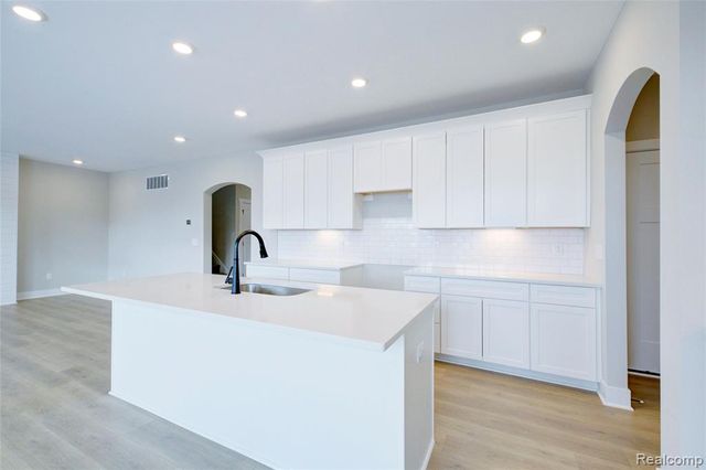 676 Round Rock Dr, Howell, MI 48843