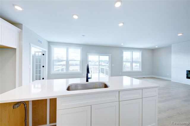 676 Round Rock Dr, Howell, MI 48843