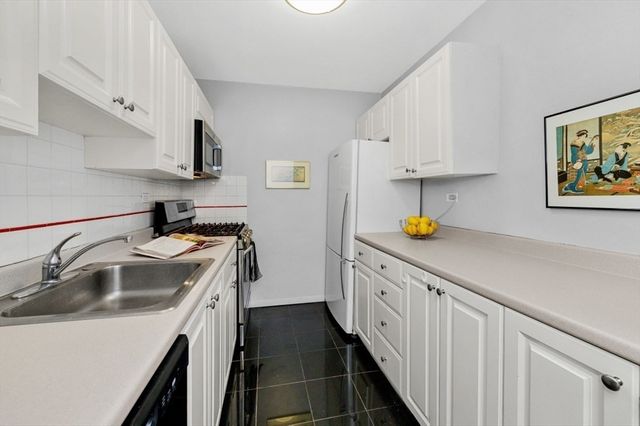 6 Whittier Place 6H, Boston, MA 02114