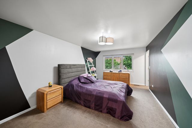 8122 Hampton Drive, Woodridge, IL 60517