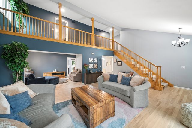 8122 Hampton Drive, Woodridge, IL 60517