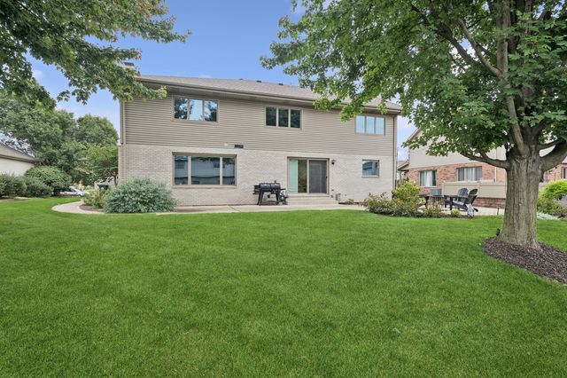8122 Hampton Drive, Woodridge, IL 60517