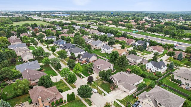 8122 Hampton Drive, Woodridge, IL 60517