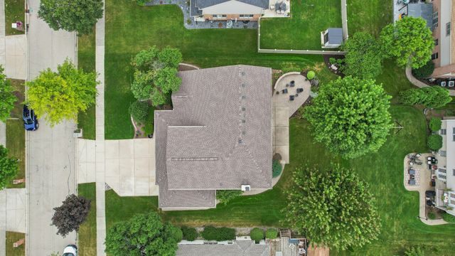 8122 Hampton Drive, Woodridge, IL 60517