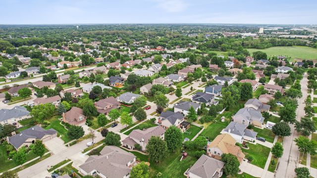 8122 Hampton Drive, Woodridge, IL 60517