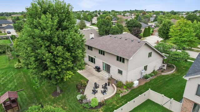 8122 Hampton Drive, Woodridge, IL 60517
