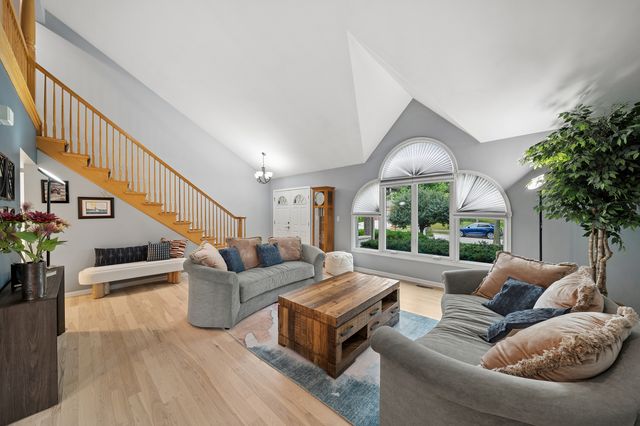 8122 Hampton Drive, Woodridge, IL 60517
