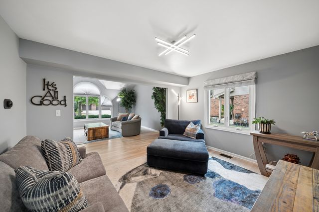 8122 Hampton Drive, Woodridge, IL 60517