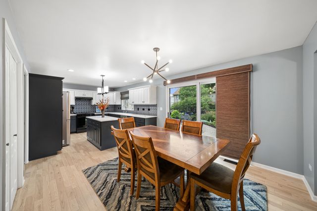 8122 Hampton Drive, Woodridge, IL 60517