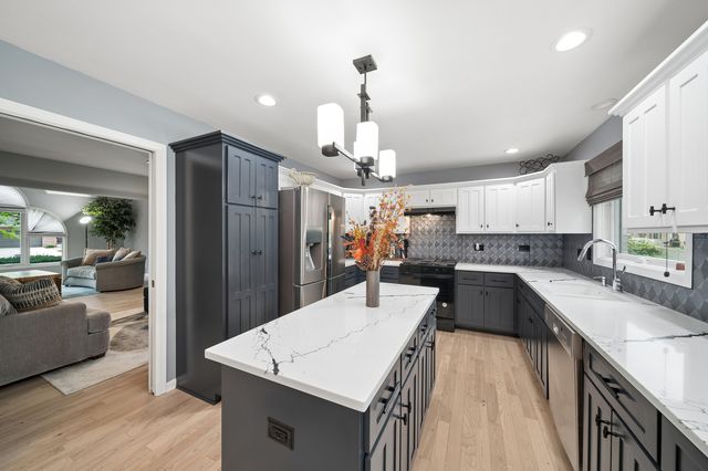 8122 Hampton Drive, Woodridge, IL 60517