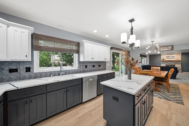8122 Hampton Drive, Woodridge, IL 60517