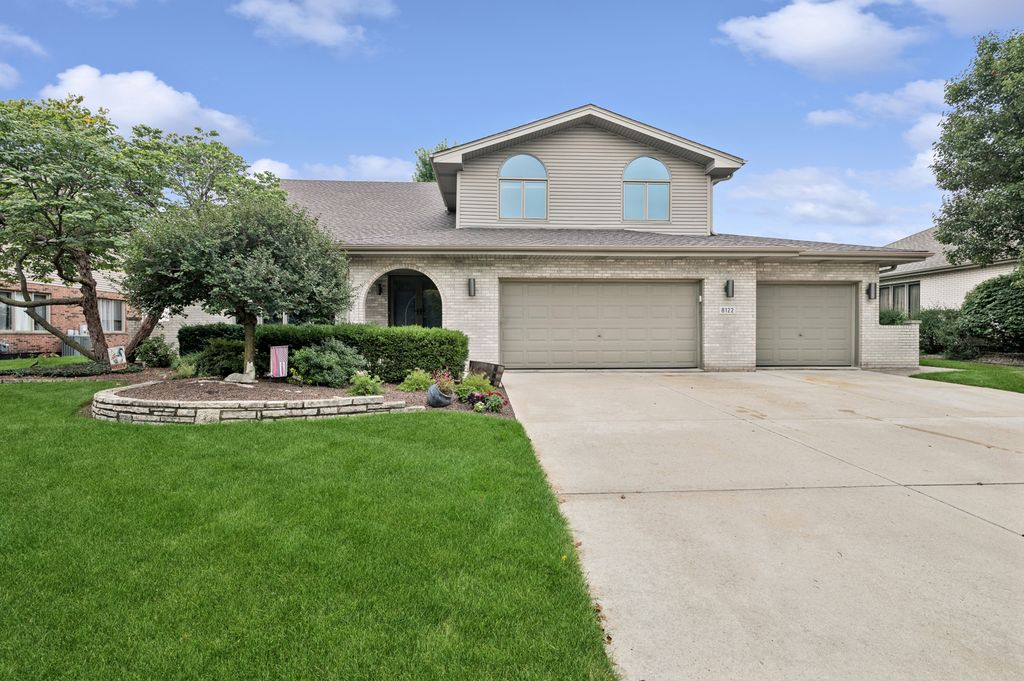 8122 Hampton Drive, Woodridge, IL 60517