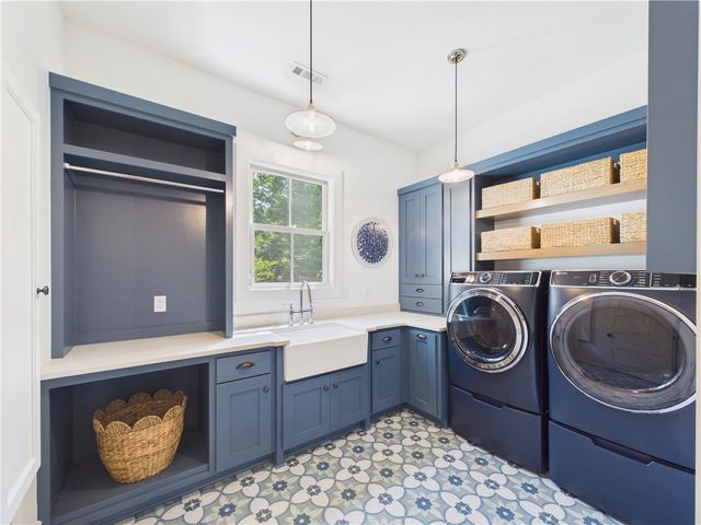 8401 W Kingbird Court, Bentonville, AR 72713