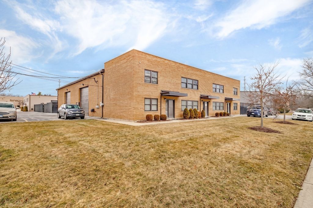 3S340 Rockwell Street N 201, Warrenville, IL 61087