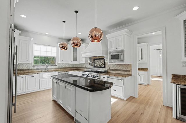 3767 Bellefontaine Street, Houston, TX 77025