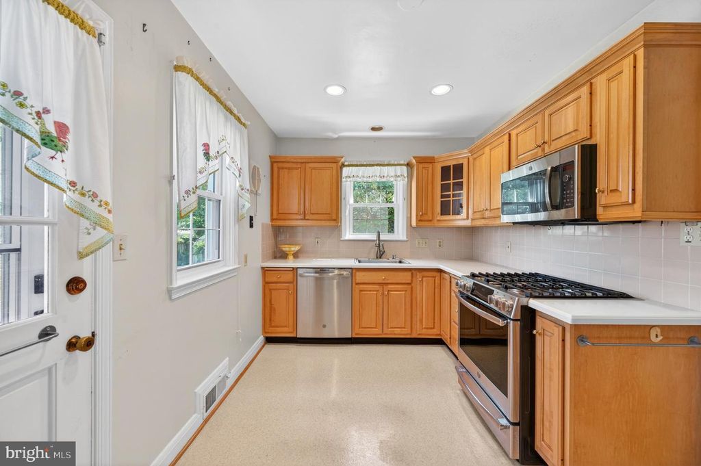 Image 17 of property listing at 506 DOGWOOD LN, Towson, MD 21286