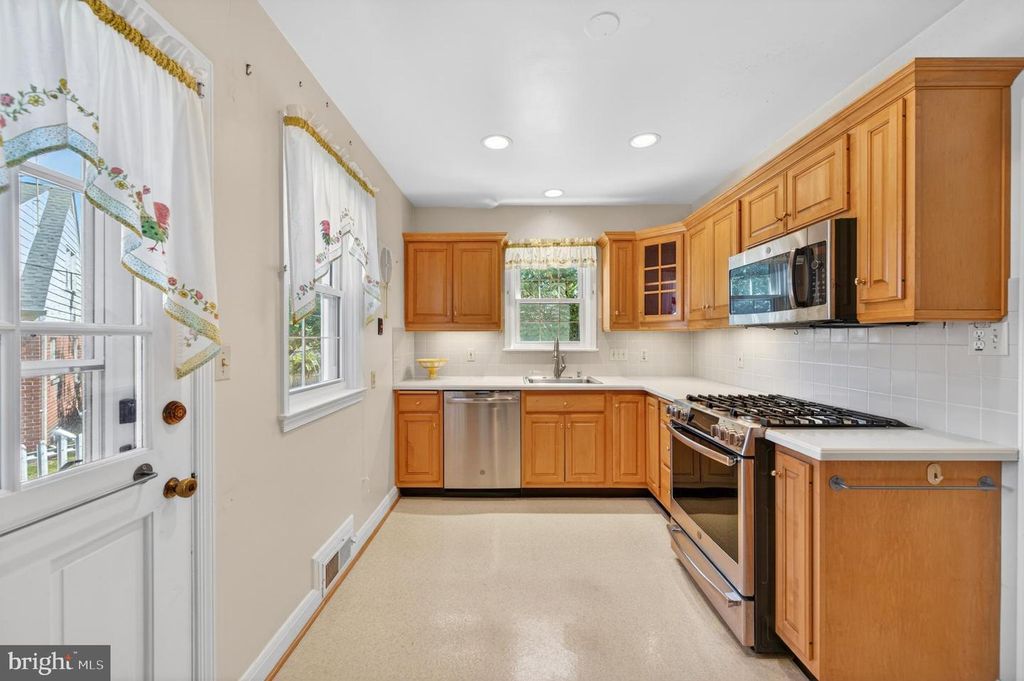Image 20 of property listing at 506 DOGWOOD LN, Towson, MD 21286