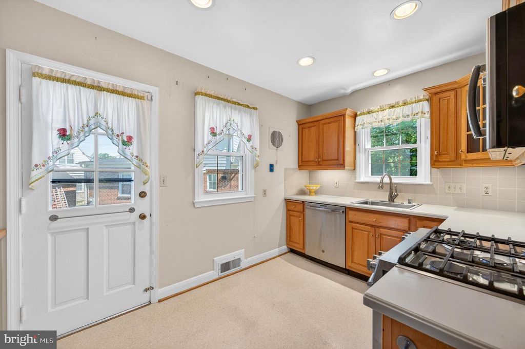 Image 21 of property listing at 506 DOGWOOD LN, Towson, MD 21286