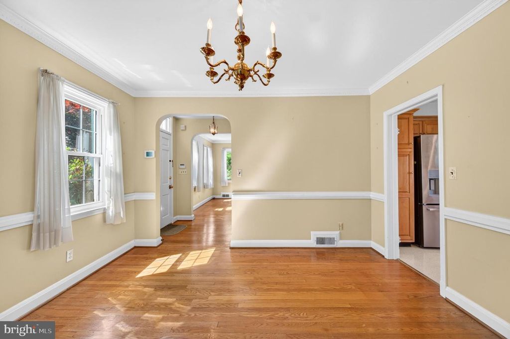 Image 23 of property listing at 506 DOGWOOD LN, Towson, MD 21286