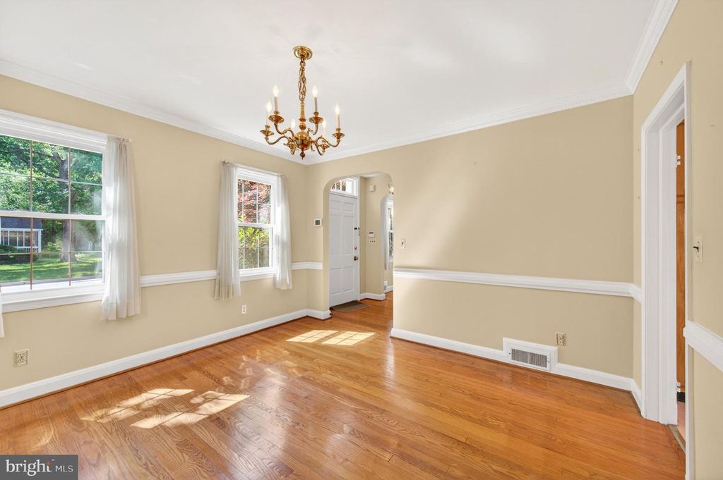 Image 24 of property listing at 506 DOGWOOD LN, Towson, MD 21286