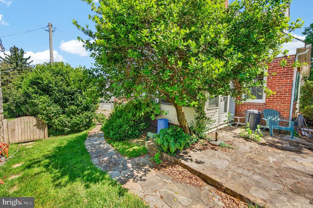 Image 3 of property listing at 506 DOGWOOD LN, Towson, MD 21286