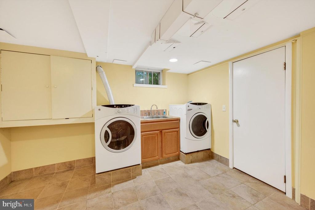 Image 40 of property listing at 506 DOGWOOD LN, Towson, MD 21286