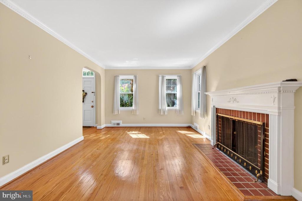 Image 9 of property listing at 506 DOGWOOD LN, Towson, MD 21286