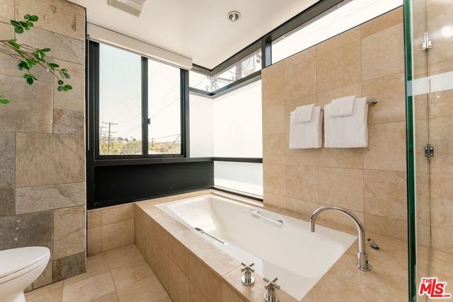 2726 Montana Avenue E, Santa Monica, CA 90403