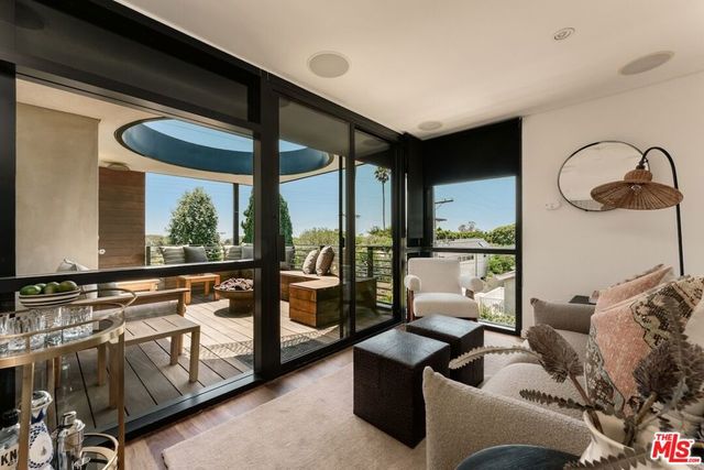 2726 Montana Avenue E, Santa Monica, CA 90403