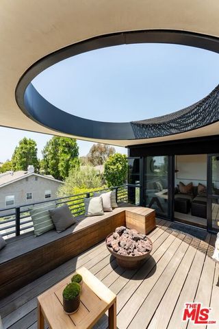 2726 Montana Avenue E, Santa Monica, CA 90403