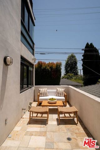 2726 Montana Avenue E, Santa Monica, CA 90403