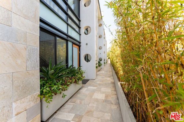 2726 Montana Avenue E, Santa Monica, CA 90403