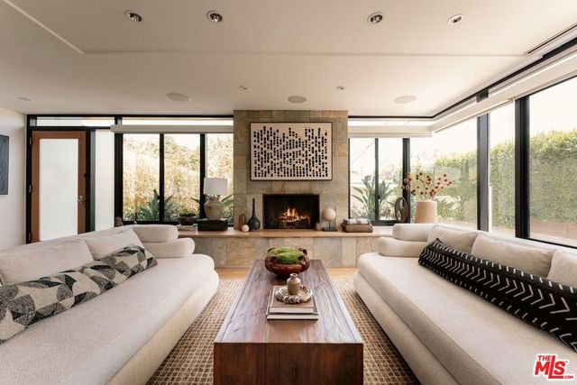 2726 Montana Avenue E, Santa Monica, CA 90403