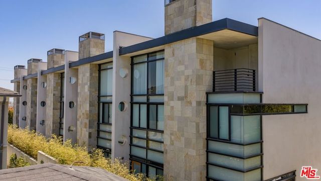2726 Montana Avenue E, Santa Monica, CA 90403