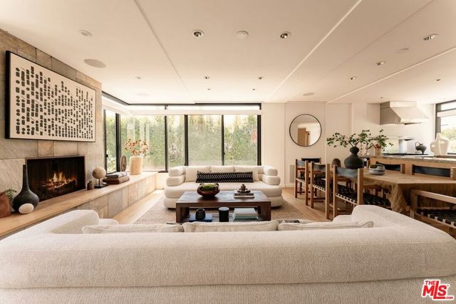 2726 Montana Avenue E, Santa Monica, CA 90403