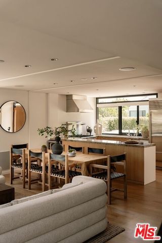 2726 Montana Avenue E, Santa Monica, CA 90403