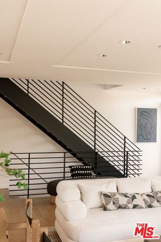 2726 Montana Avenue E, Santa Monica, CA 90403
