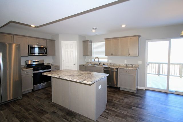 2613 Granite Drive NW, Minot, ND 58703