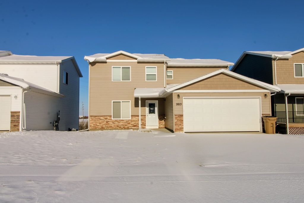 2613 Granite Drive NW, Minot, ND 58703