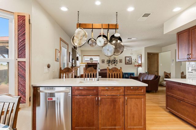 8143 Oakdale Place NW, Albuquerque, NM 87120