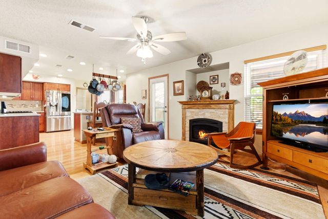 8143 Oakdale Place NW, Albuquerque, NM 87120