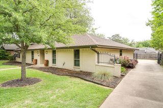 35 Lincolnshire Circle, Bedford, TX 76021