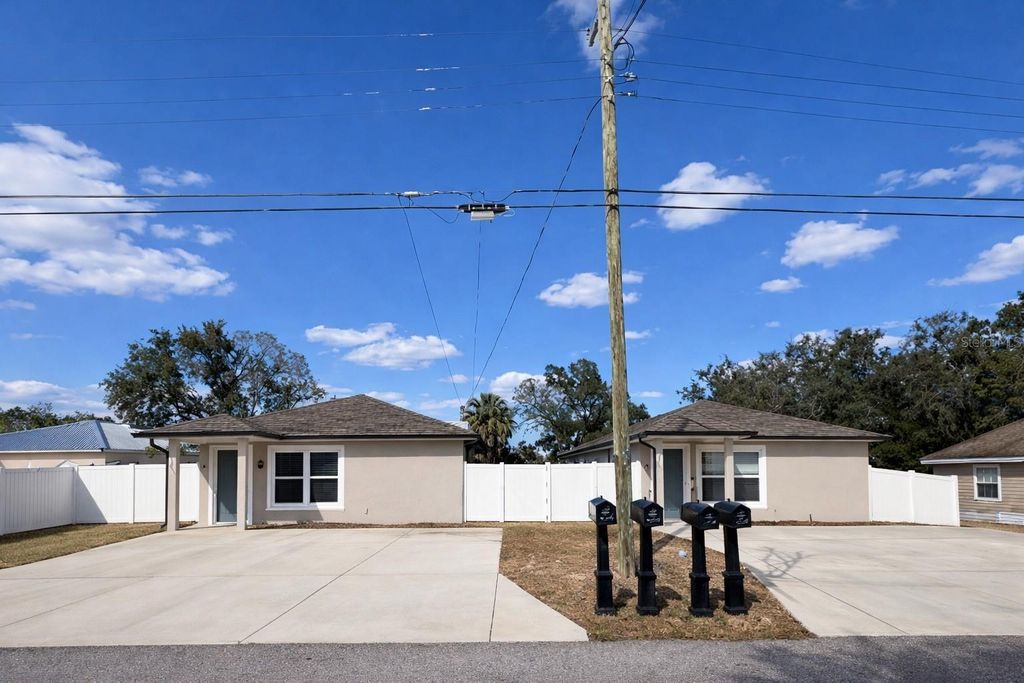 Image 4 of property listing at 640 E GRAPEFRUIT AVENUE, Lake Alfred, FL 33850