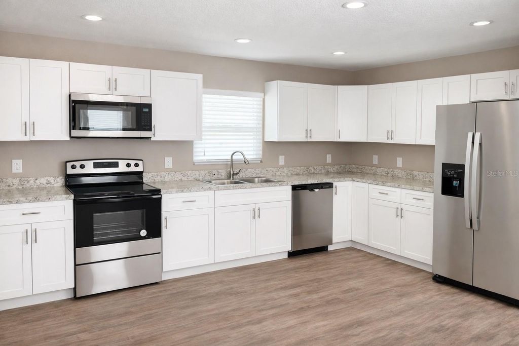 Image 6 of property listing at 640 E GRAPEFRUIT AVENUE, Lake Alfred, FL 33850