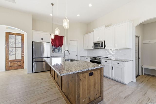 1734 Crooked Creek, Pleasanton, TX 78064