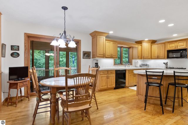 6352 S Westwood Parkway, Suttons Bay, MI 49682