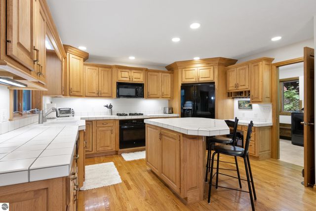 6352 S Westwood Parkway, Suttons Bay, MI 49682