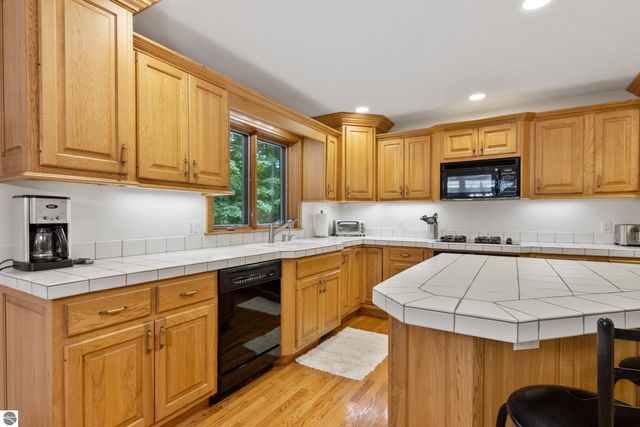 6352 S Westwood Parkway, Suttons Bay, MI 49682