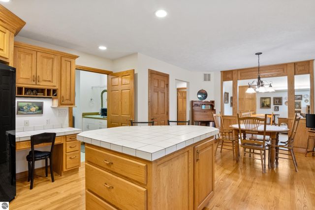 6352 S Westwood Parkway, Suttons Bay, MI 49682