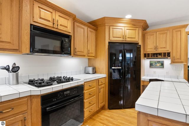 6352 S Westwood Parkway, Suttons Bay, MI 49682